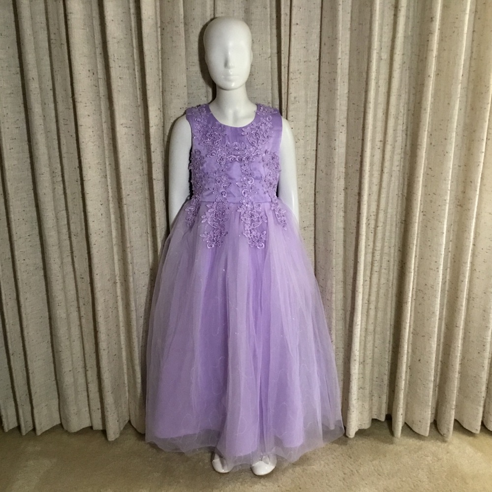 Lavender formal w/ Embroidery dress, girl's sizing about 12-14, (160Int. on Tag) - Picture 8 of 15